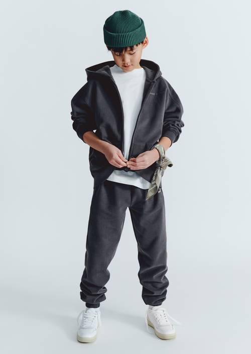 TEENS-BOYS Sweathose Dark Grey getragen am Model