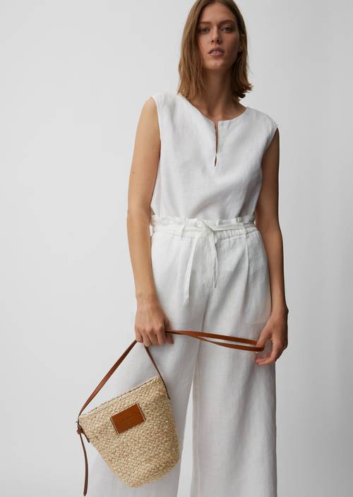 Jute-Crossbody-Bag M127 getragen am Model