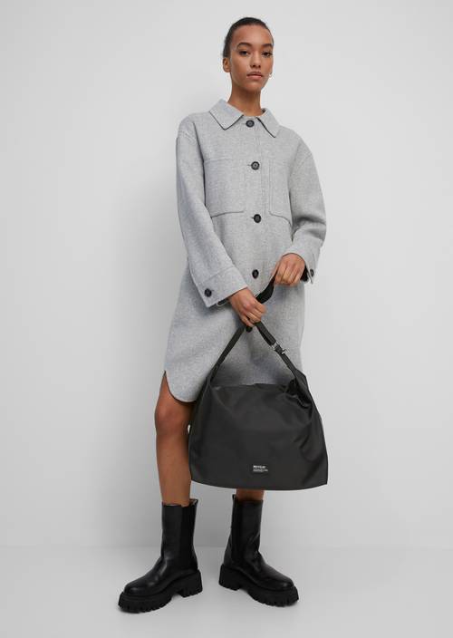 Kabelka hobo M990 nošeno na modelu