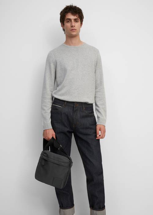 Crossbody kabelka M993 nošeno na modelu