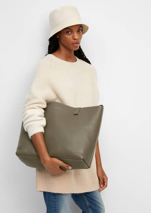 Shopper M756 getragen am Model