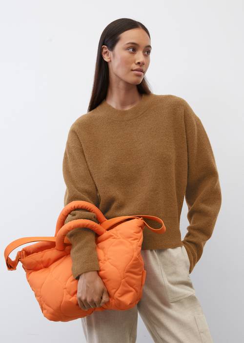 Polštářová nákupní kabelka Medium M288 nošeno na modelu