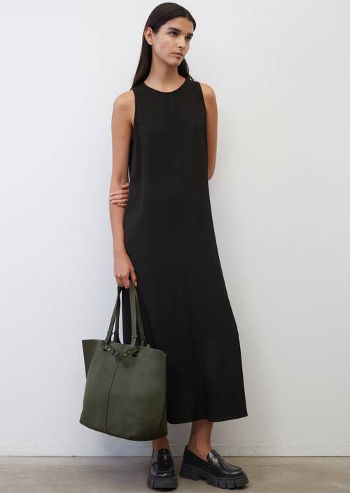 Nákupní kabelka z hovězí kůže M454 nošeno na modelu