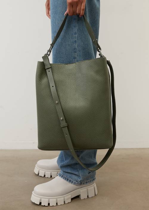 Kabelka Hobo M454 nošeno na modelu