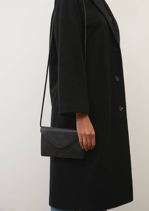 Plochá crossbody kabelka M990 nošeno na modelu