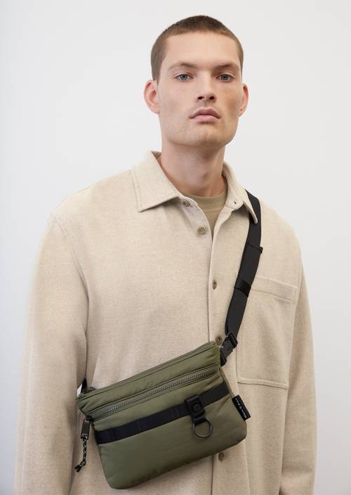 Borsa a tracolla leggera M737 indossato sul modello