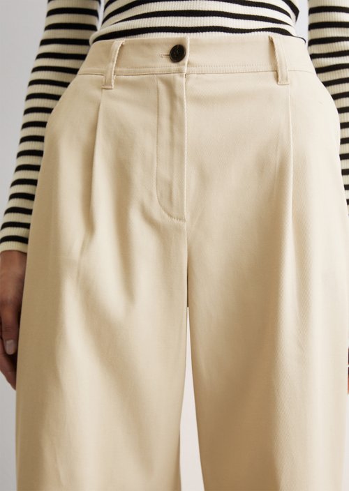 Straight Leg Pants mit Bundfalten — M716
