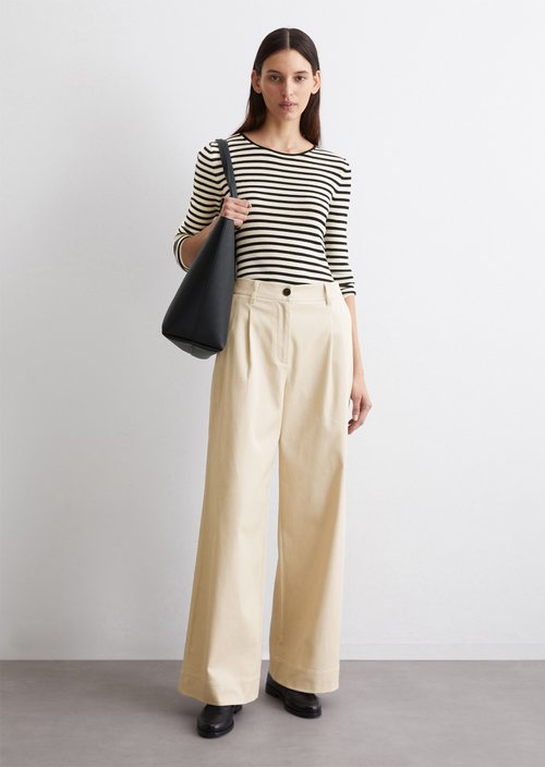 Straight Leg Pants mit Bundfalten — M716