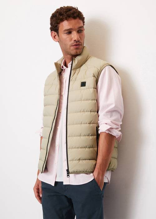 Pikowana kamizelka M737 w widoku z przodu