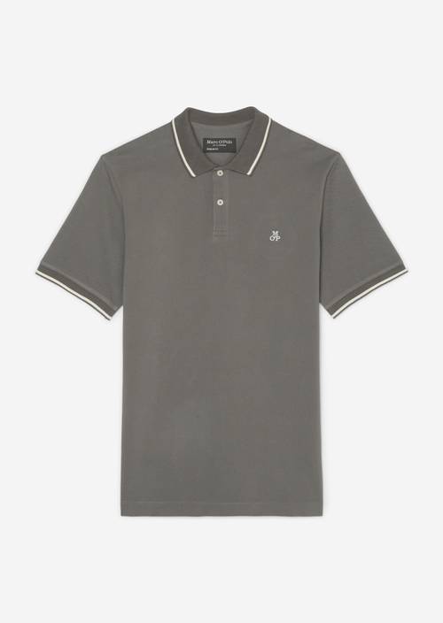 Polo regular de piqué M955 en vista aislada sin modelo