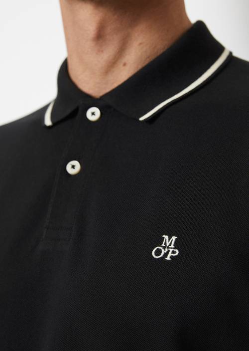 Polo regular de piqué M990 en vista detallada