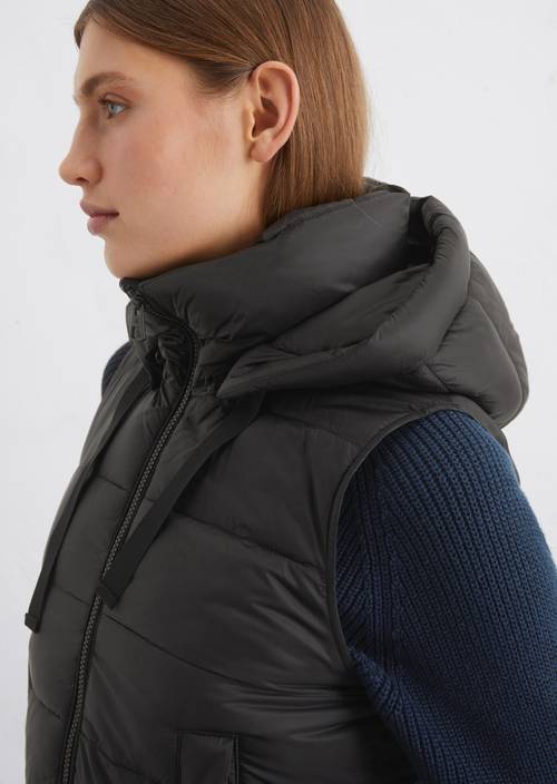 Regular puffer gewatteerd vest met capuchon M990 in detailaanzicht
