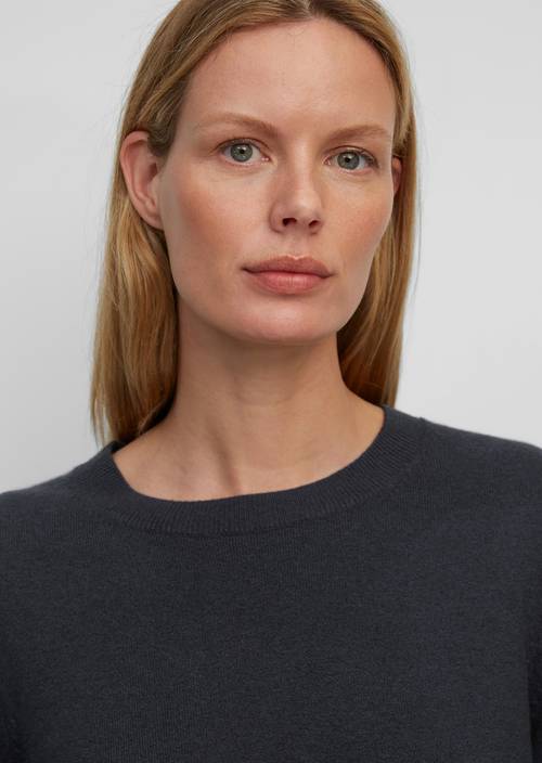 Rundhals-Pullover M899 in Detailansicht