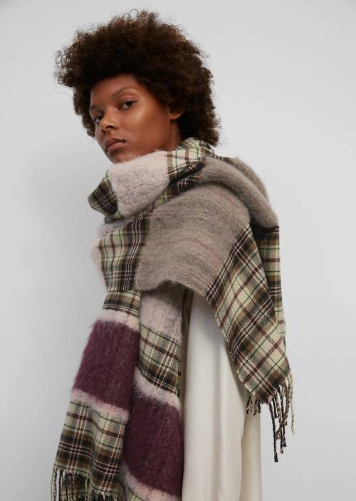 Schal MG75 getragen am Model