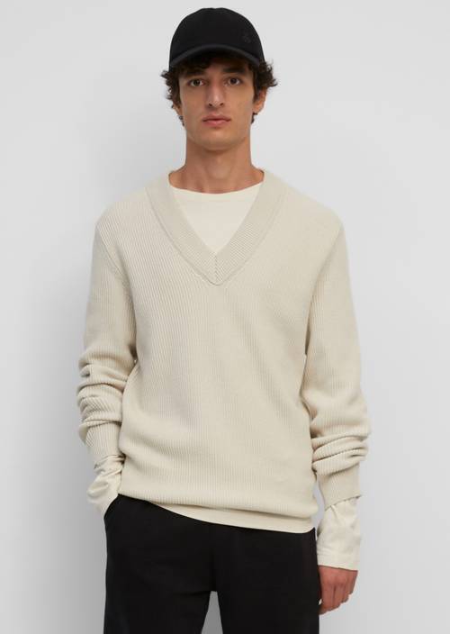 V-neck jumper M133 in front view