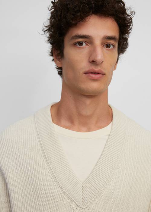 V-neck jumper M133 in detail view