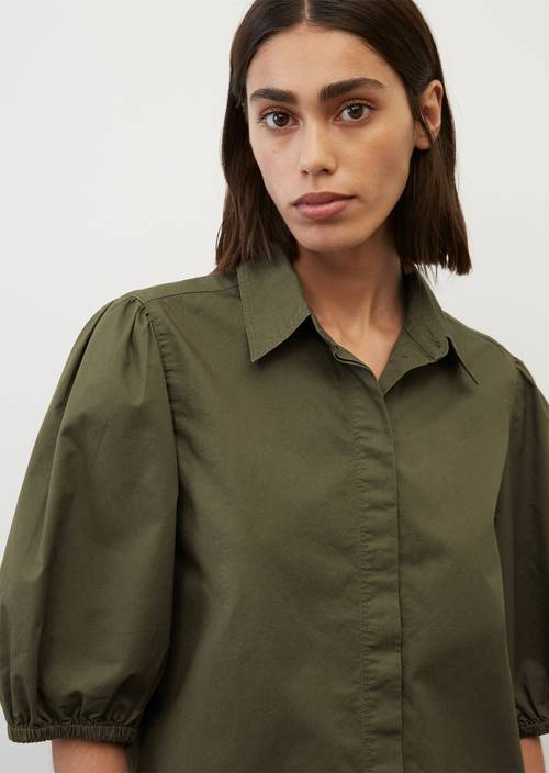 Femenina blusa de manga corta M454 en vista detallada