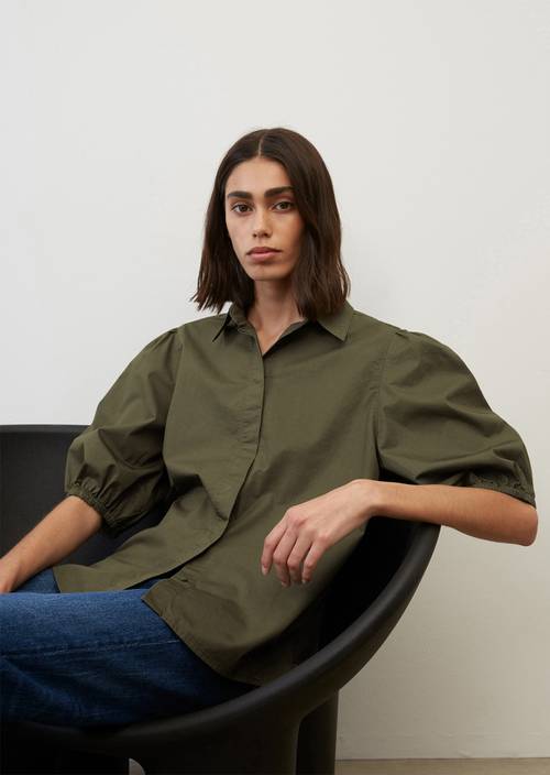 Femenina blusa de manga corta M454 en vista frontal