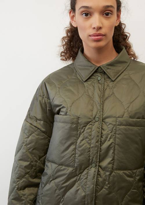 Sobrecamisa acolchada de corte holgado M454 en vista detallada