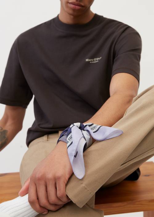 Pañuelo M608 llevado por el modelo