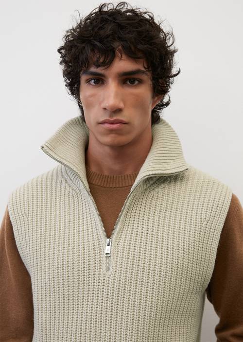 Jersey sin mangas con cuello de cremallera M707 en vista detallada