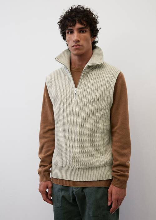 Jersey sin mangas con cuello de cremallera M707 en vista frontal