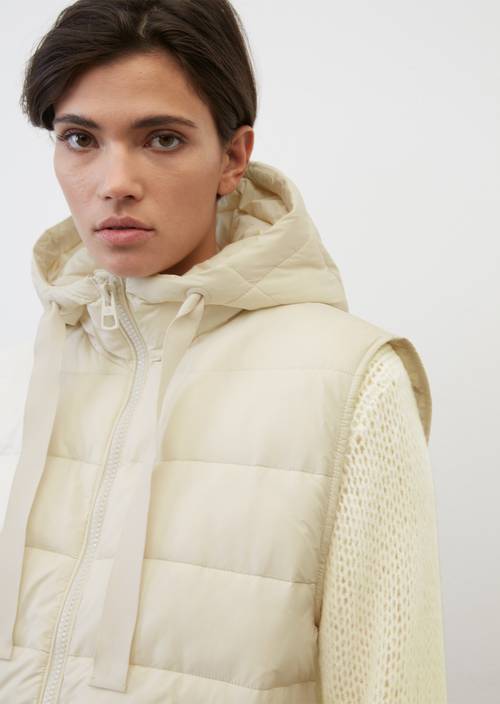 Lange bodywarmer met capuchon regular M159 in detailaanzicht