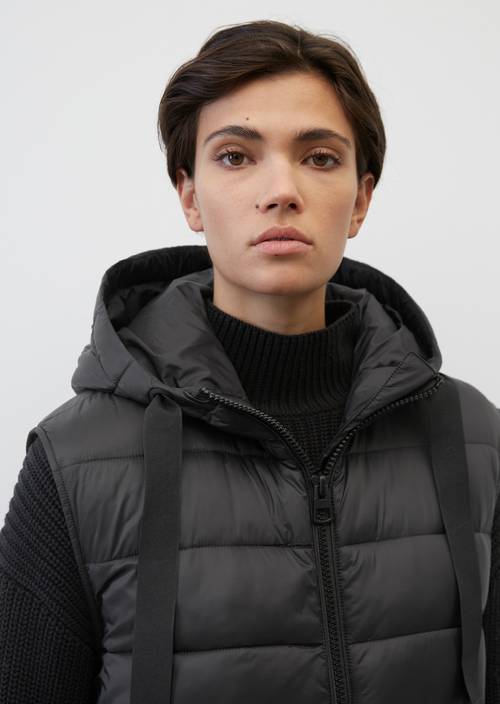 Lange bodywarmer met capuchon regular M990 in detailaanzicht