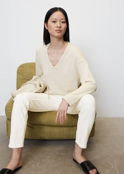 Pull-over à encolure en V en fine maille M159 en vue de face