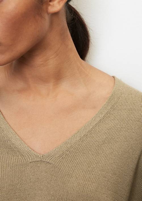 Pull-over à encolure en V en fine maille M750 en vue détaillée