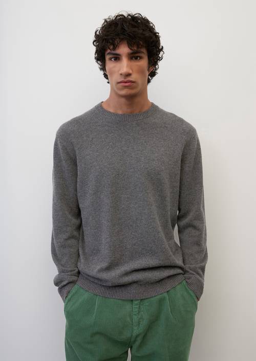 Lambswool round neck jumper, regular fit M969 in front view