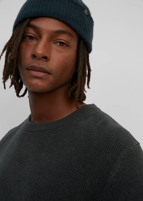 Round neck jumper M991 in detail view