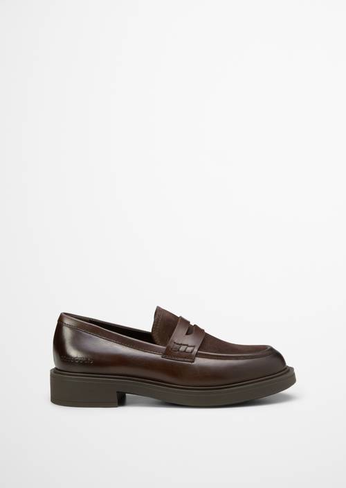 Mocasín modelo Lea dark brown vista exterior del zapato derecho