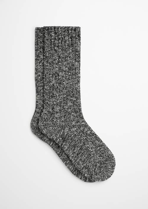 Calcetines en punto de canalé black en vista frontal