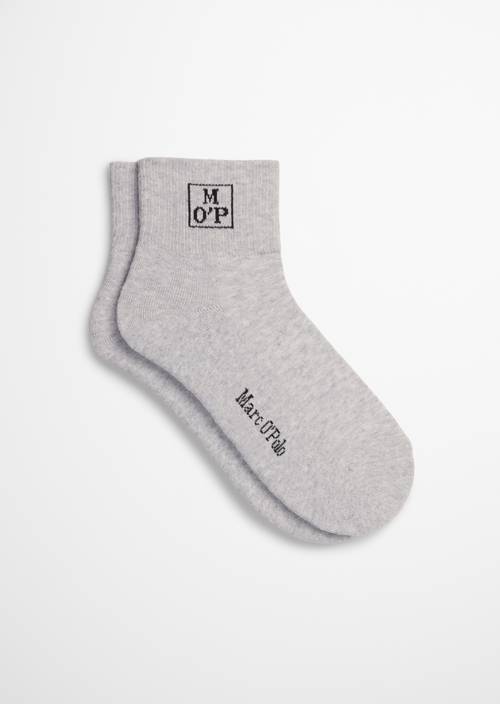 Calcetines deportivos cool grey en vista frontal