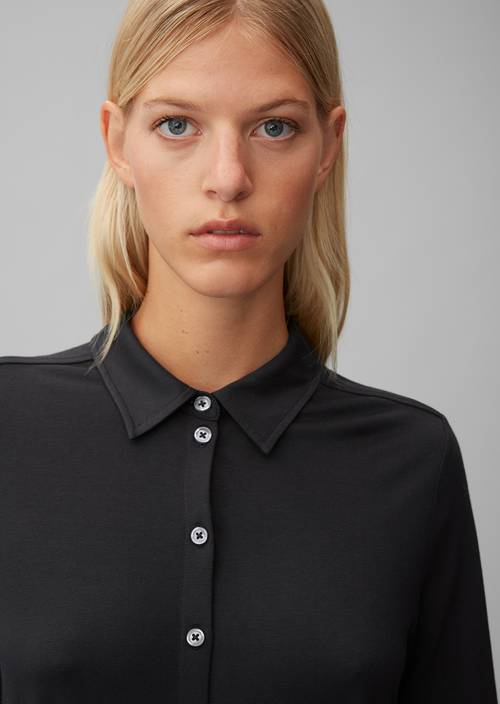 Blusa regular de punto black en vista frontal