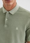Piqué shaped polo shirt Made of organic stretch cotton