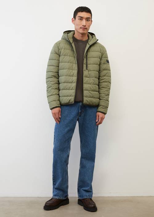 Veste matelassée à capuche olive en vue de face