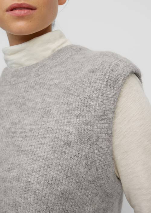 Ärmelloser Pullover stone melange in Detailansicht